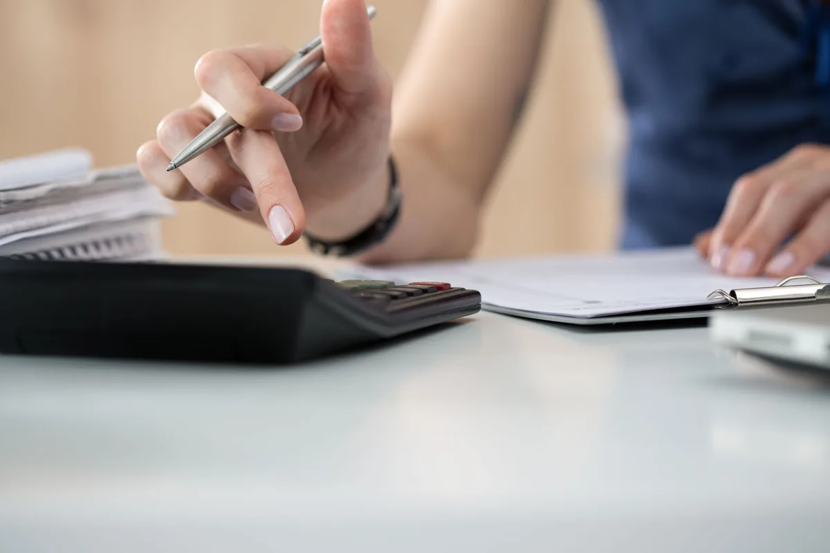 Unterlagen und Laptop bei der Finanzbuchhaltung